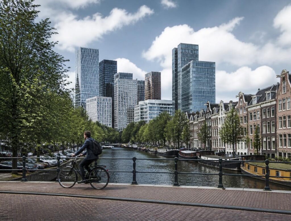 Amsterdamse grachten en moderne zakelijke skyline